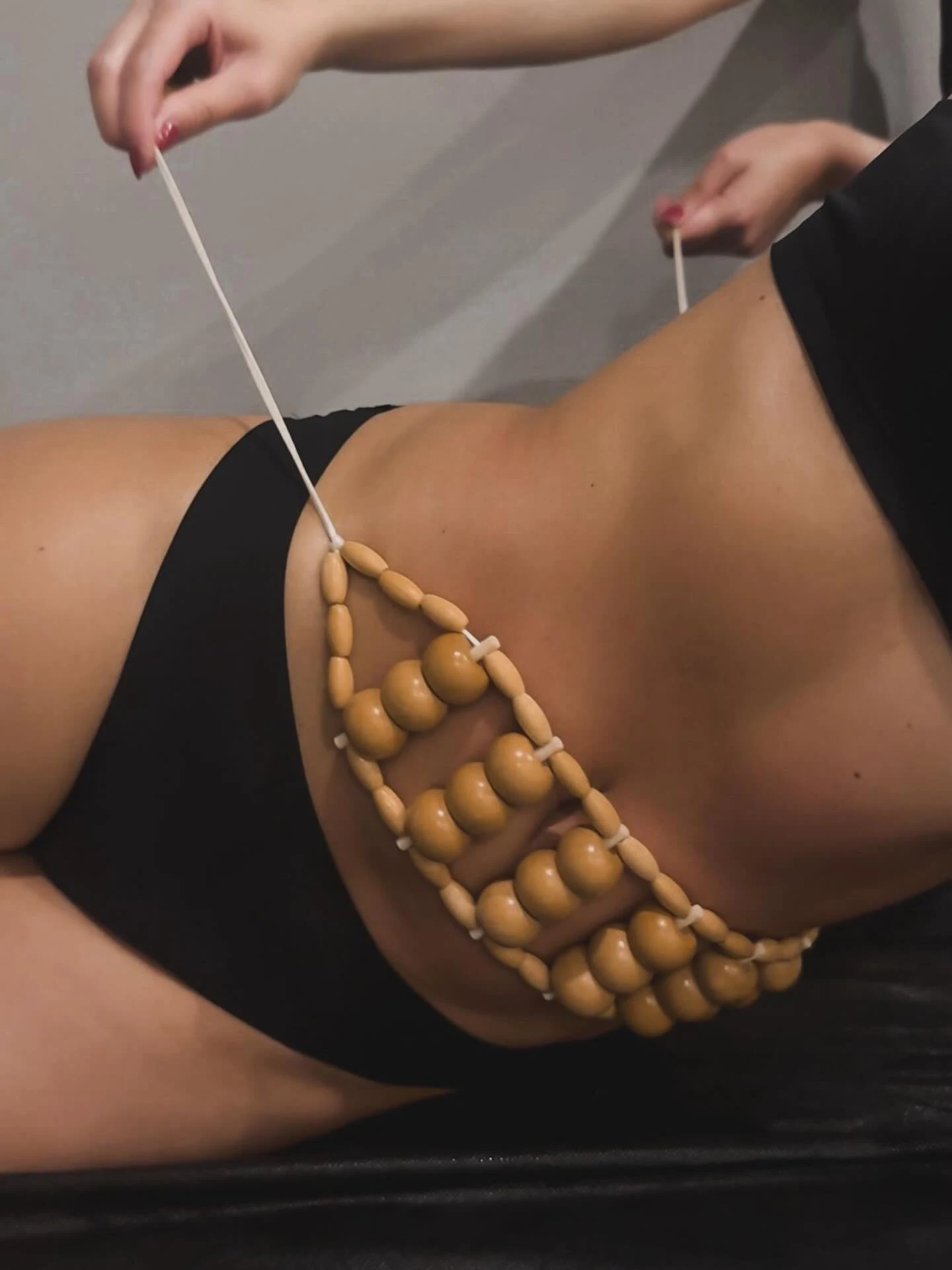 Maderotherapie mit einem geformten Holzinstrument während einer BODYESOULÉ-Behandlung